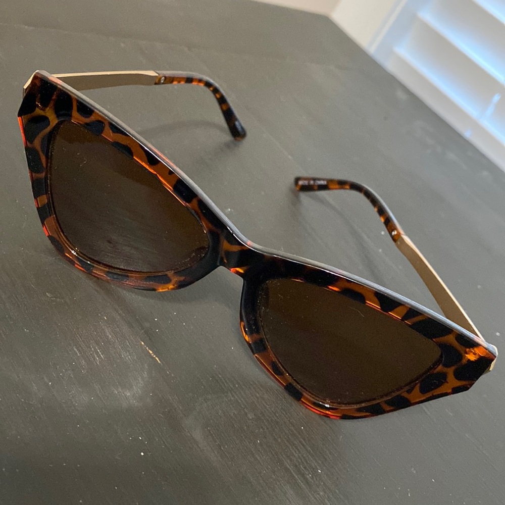 Cat eyes animal design frame sunglasses- with tinted lenses